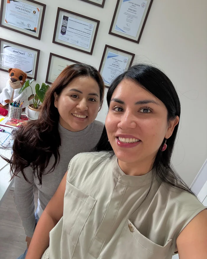 Yajaira Espinoza junto a una paciente