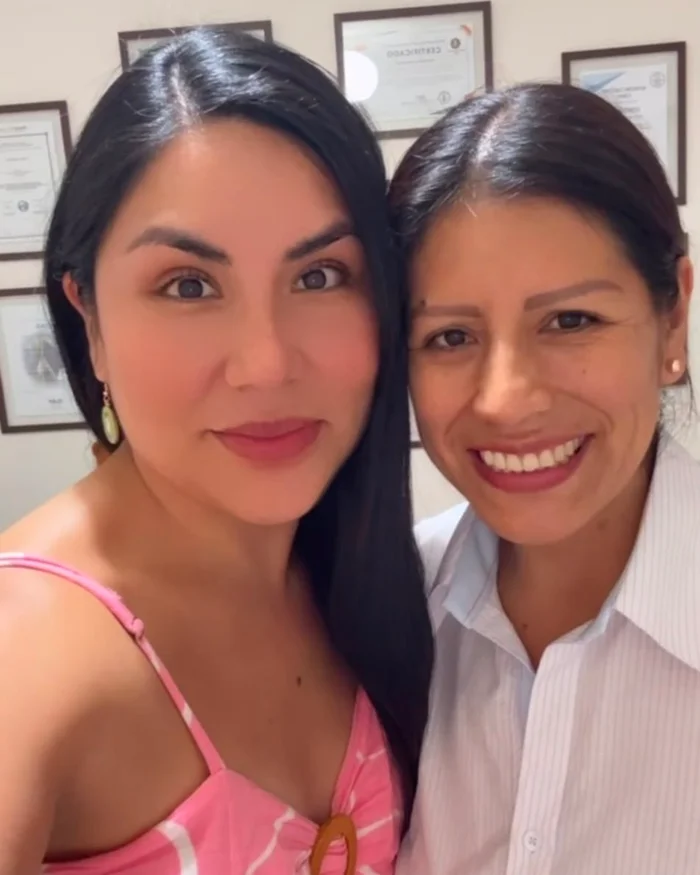 Yajaira Espinoza junto a una paciente