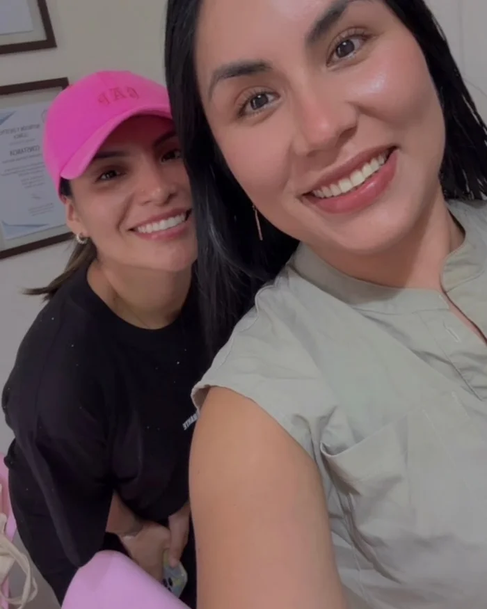 Yajaira Espinoza junto a una paciente