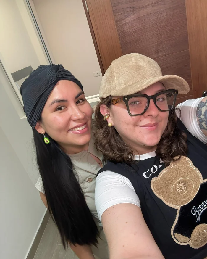 Yajaira Espinoza junto a una paciente