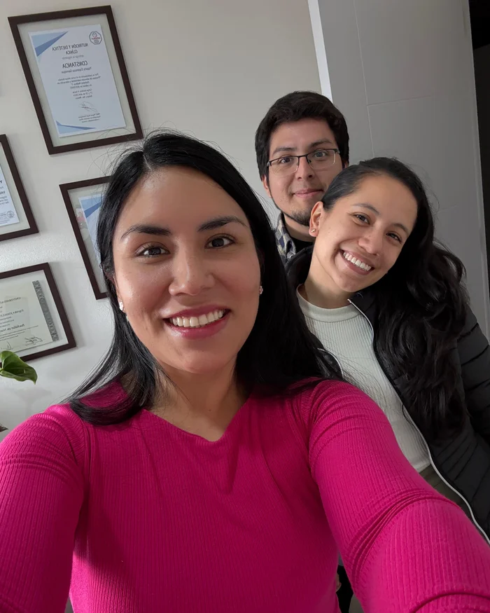 Yajaira Espinoza junto a una paciente